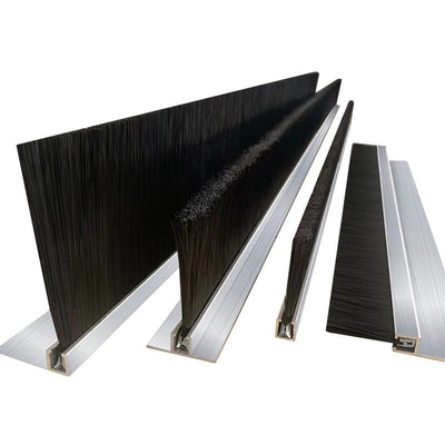Flexible Strip Brush Door and Window Self Adhesive Tapes Wool Brush Sealing Strip, con una banda de adhesivo para las puertas y ventanas.