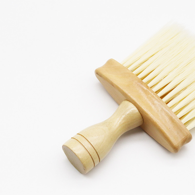 La suavidad del plumero del coche eriza escobillas de la manija de madera