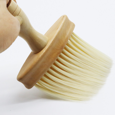 La suavidad del plumero del coche eriza escobillas de la manija de madera