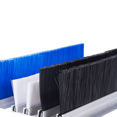 Flexible Strip Brush Door and Window Self Adhesive Tapes Wool Brush Sealing Strip, con una banda de adhesivo para las puertas y ventanas.