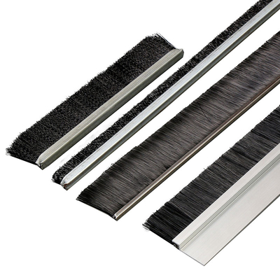 Flexible Strip Brush Door and Window Self Adhesive Tapes Wool Brush Sealing Strip, con una banda de adhesivo para las puertas y ventanas.