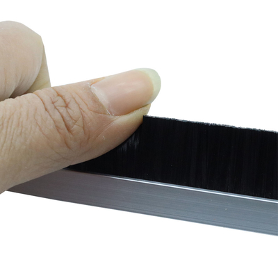 Flexible Strip Brush Door and Window Self Adhesive Tapes Wool Brush Sealing Strip, con una banda de adhesivo para las puertas y ventanas.